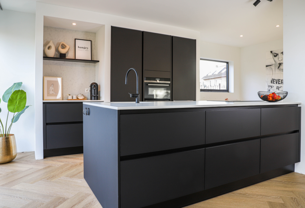 Keuken_Nolte_Plus_zwart_compleet_eiland_hogekasten_pantry_greeploos
